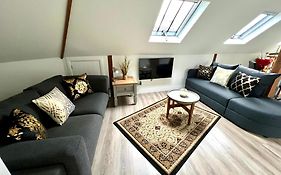 Glastonbury Secret Retreat - 1 Bd Split-Level Apt, Sleeps 3